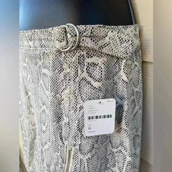 Free People women’s Snakeskin animal Print Mini Skirt NWT size 6 front side zip - Picture 5 of 9